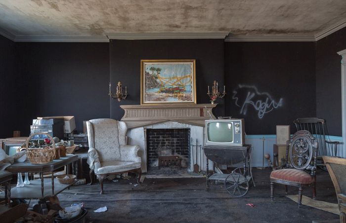 This Stunning Mansion Has Become Rundown Due To Years Of Neglect (29 pics)