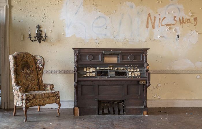 This Stunning Mansion Has Become Rundown Due To Years Of Neglect (29 pics)