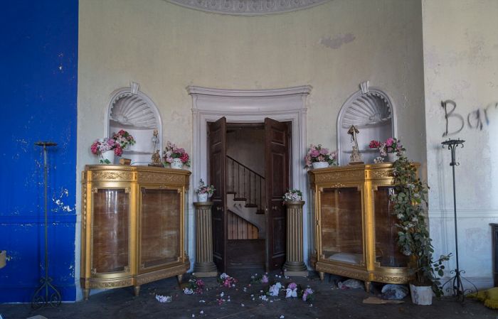 This Stunning Mansion Has Become Rundown Due To Years Of Neglect (29 pics)