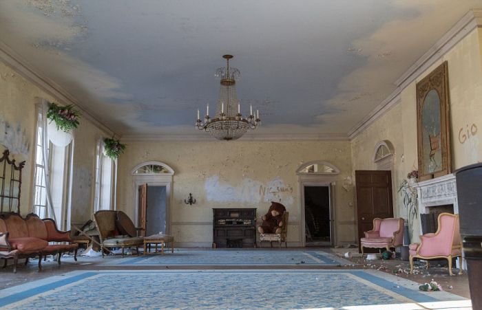 This Stunning Mansion Has Become Rundown Due To Years Of Neglect (29 pics)