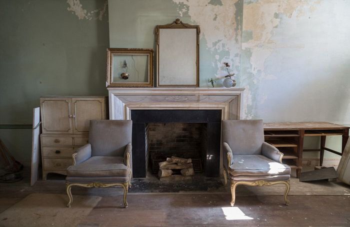 This Stunning Mansion Has Become Rundown Due To Years Of Neglect (29 pics)