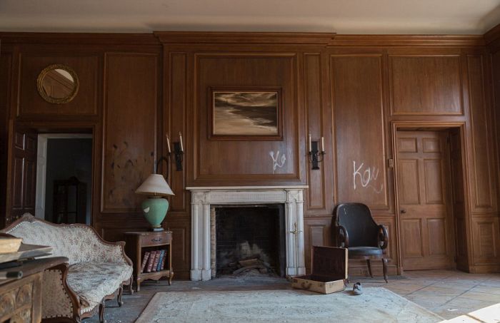 This Stunning Mansion Has Become Rundown Due To Years Of Neglect (29 pics)