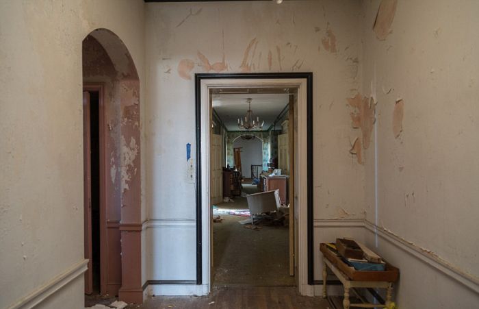 This Stunning Mansion Has Become Rundown Due To Years Of Neglect (29 pics)