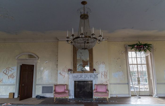 This Stunning Mansion Has Become Rundown Due To Years Of Neglect (29 pics)