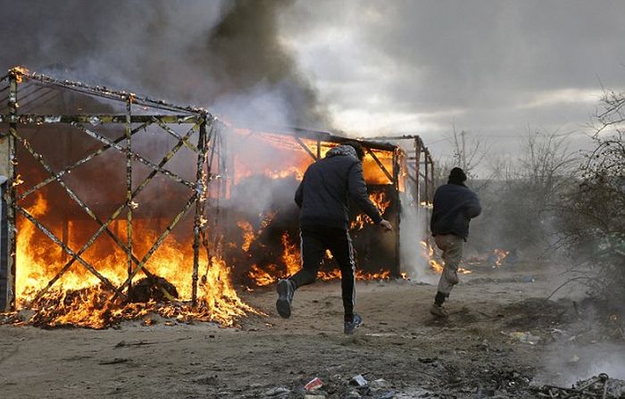Demolition Teams Are Taking Down The Jungle In Calais (11 pics)