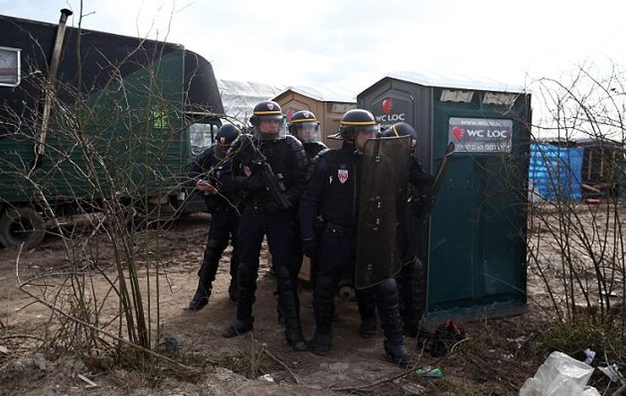 Demolition Teams Are Taking Down The Jungle In Calais (11 pics)