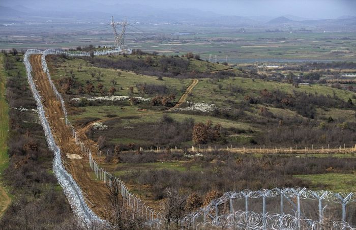 The 19 Mile Fence At The Border Of Macedonia Is Keeping Migrants Trapped (25 pics)