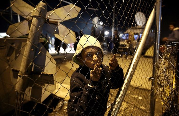 The 19 Mile Fence At The Border Of Macedonia Is Keeping Migrants Trapped (25 pics)
