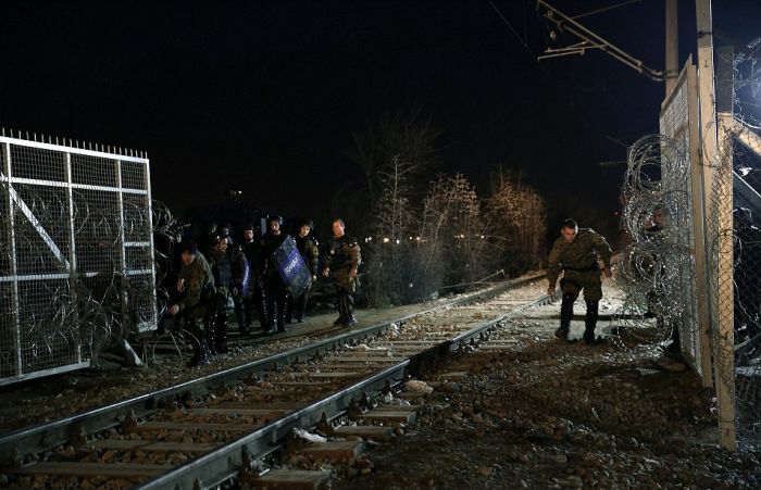The 19 Mile Fence At The Border Of Macedonia Is Keeping Migrants Trapped (25 pics)