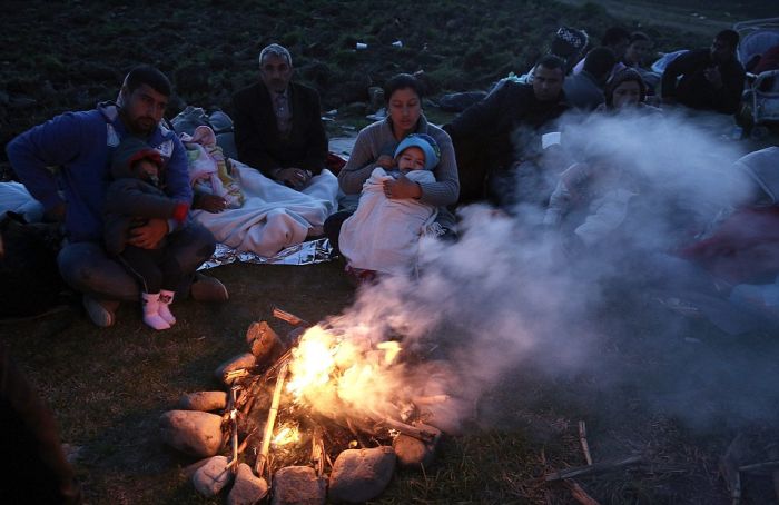 The 19 Mile Fence At The Border Of Macedonia Is Keeping Migrants Trapped (25 pics)
