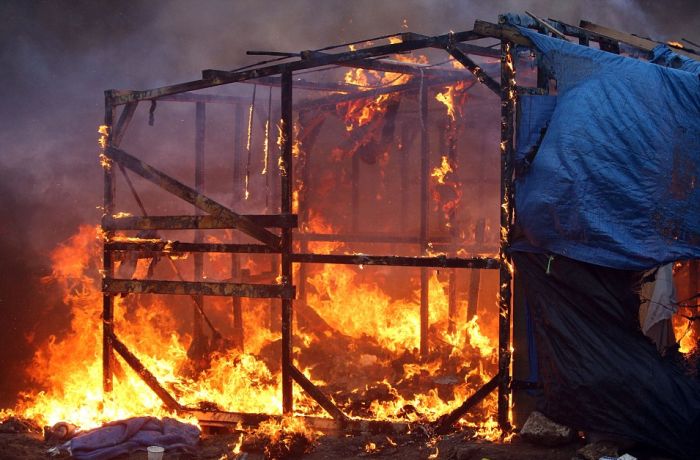 The 19 Mile Fence At The Border Of Macedonia Is Keeping Migrants Trapped (25 pics)