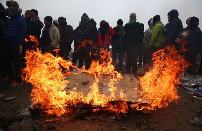 The 19 Mile Fence At The Border Of Macedonia Is Keeping Migrants Trapped (25 pics)