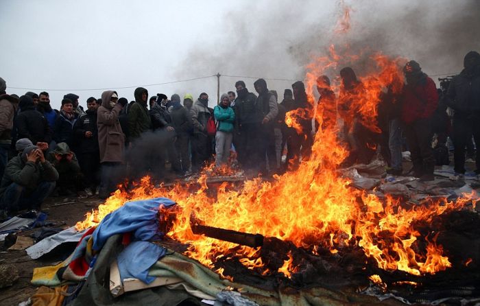 The 19 Mile Fence At The Border Of Macedonia Is Keeping Migrants Trapped (25 pics)
