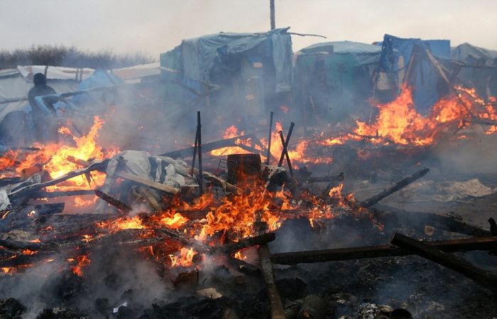 The 19 Mile Fence At The Border Of Macedonia Is Keeping Migrants Trapped (25 pics)