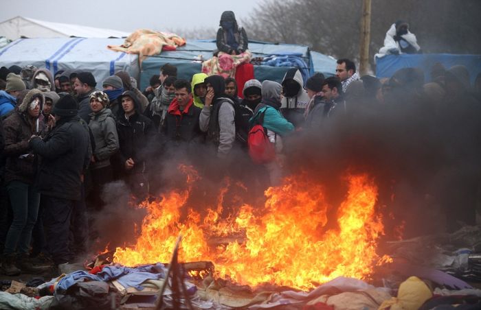 The 19 Mile Fence At The Border Of Macedonia Is Keeping Migrants Trapped (25 pics)