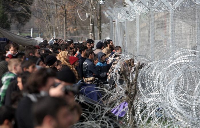 The 19 Mile Fence At The Border Of Macedonia Is Keeping Migrants Trapped (25 pics)