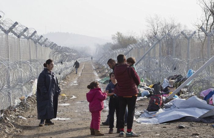 The 19 Mile Fence At The Border Of Macedonia Is Keeping Migrants Trapped (25 pics)