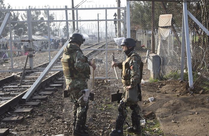 The 19 Mile Fence At The Border Of Macedonia Is Keeping Migrants Trapped (25 pics)