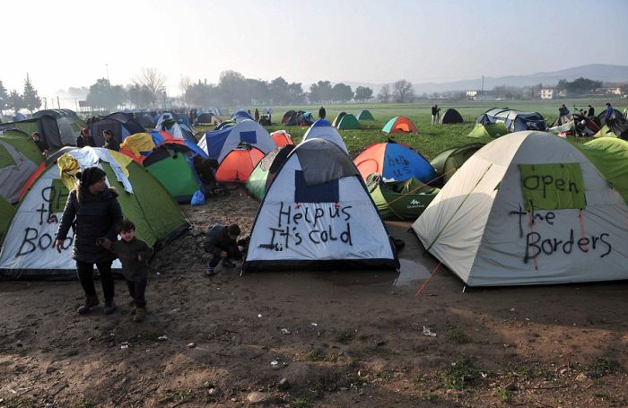 The 19 Mile Fence At The Border Of Macedonia Is Keeping Migrants Trapped (25 pics)
