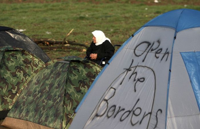 The 19 Mile Fence At The Border Of Macedonia Is Keeping Migrants Trapped (25 pics)