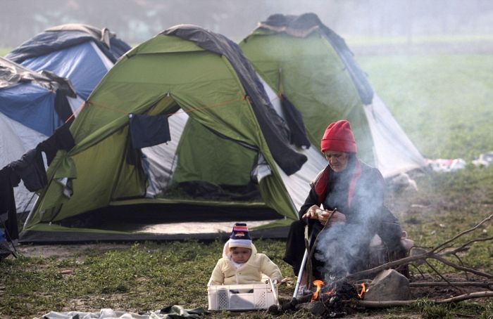The 19 Mile Fence At The Border Of Macedonia Is Keeping Migrants Trapped (25 pics)