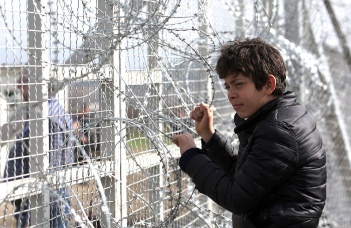 The 19 Mile Fence At The Border Of Macedonia Is Keeping Migrants Trapped (25 pics)