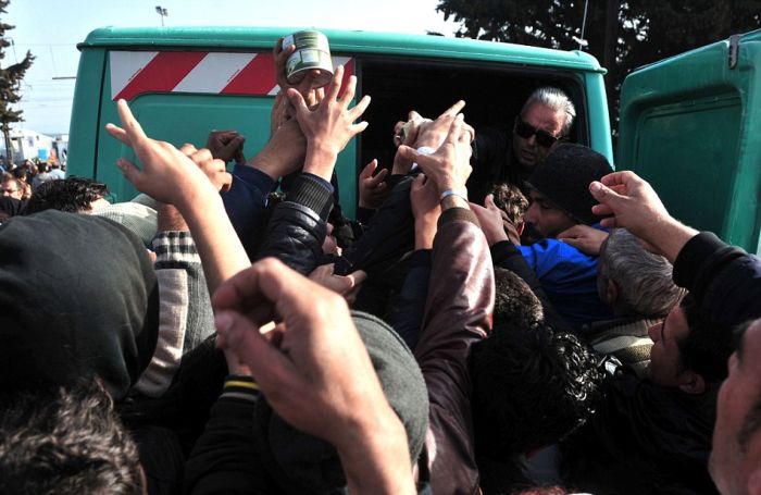 The 19 Mile Fence At The Border Of Macedonia Is Keeping Migrants Trapped (25 pics)