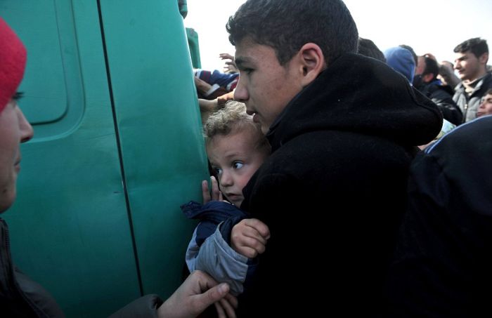 The 19 Mile Fence At The Border Of Macedonia Is Keeping Migrants Trapped (25 pics)