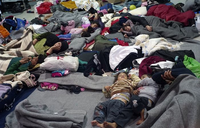 The 19 Mile Fence At The Border Of Macedonia Is Keeping Migrants Trapped (25 pics)