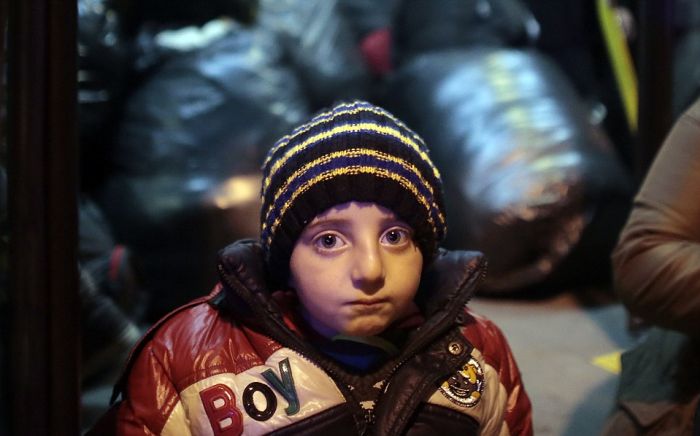 The 19 Mile Fence At The Border Of Macedonia Is Keeping Migrants Trapped (25 pics)