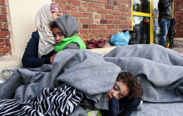 The 19 Mile Fence At The Border Of Macedonia Is Keeping Migrants Trapped (25 pics)