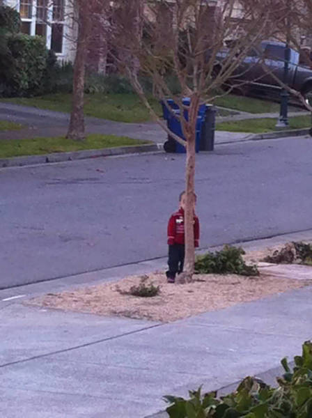 Kids That Totally Failed While Trying To Play Hide And Seek (60 pics)
