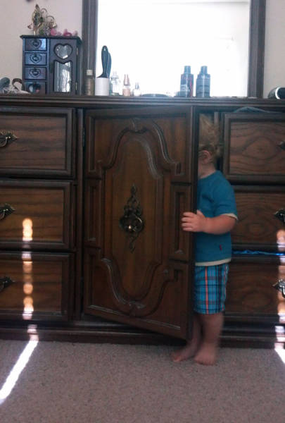 Kids That Totally Failed While Trying To Play Hide And Seek (60 pics)