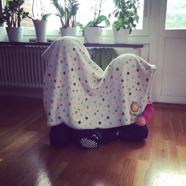 Kids That Totally Failed While Trying To Play Hide And Seek (60 pics)