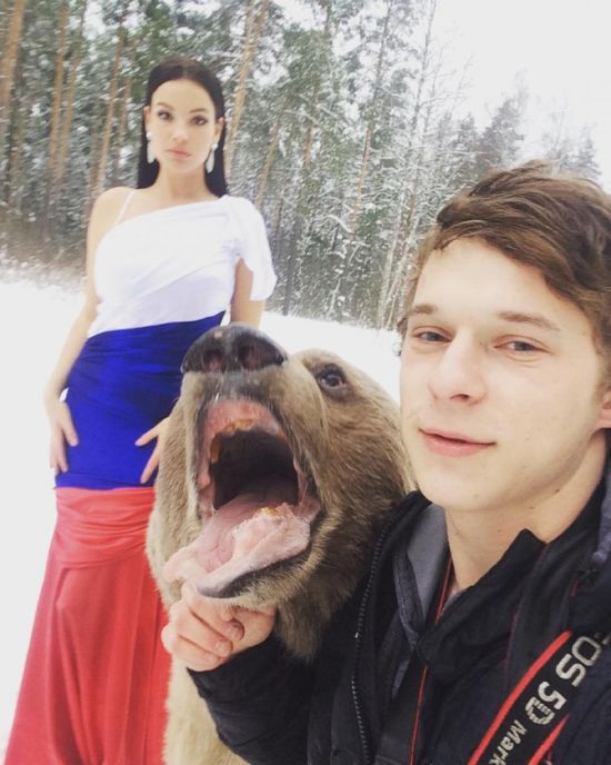 Beautiful Model Poses For A Snowy Photo Shoot With A Friendly Bear (7 pics)