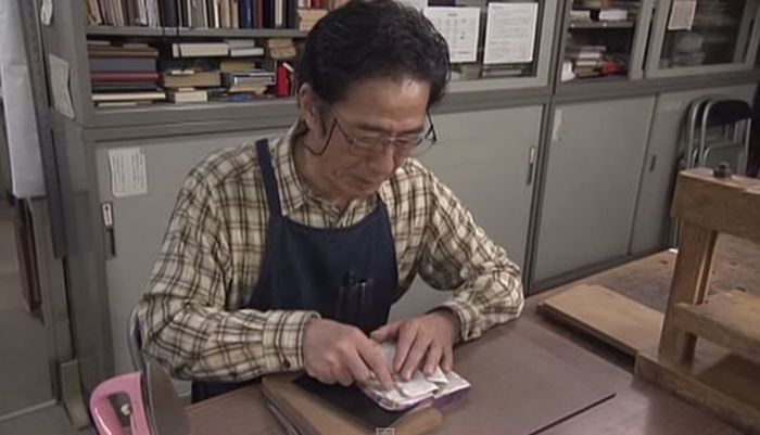 Japanese Man Takes Old Books And Makes Them New Again (14 pics)