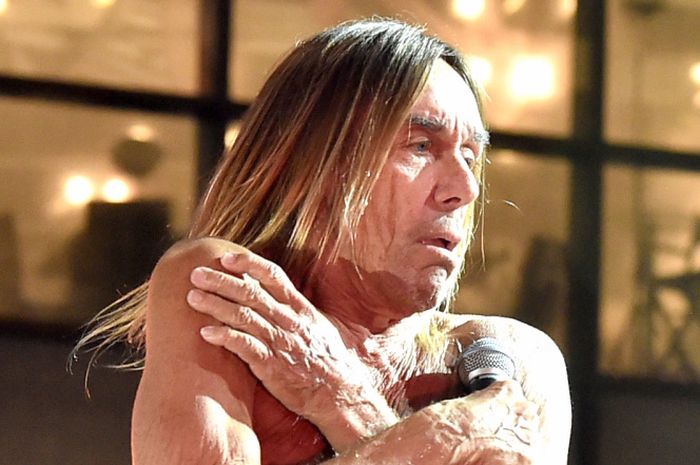 Iggy Pop Takes Off His Clothes For A Drawing Class In New York City (2 pics)