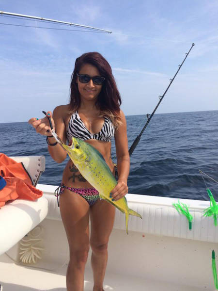 Sexy Ladies That Make Fishing Look Like A Lot Of Fun (50 pics)