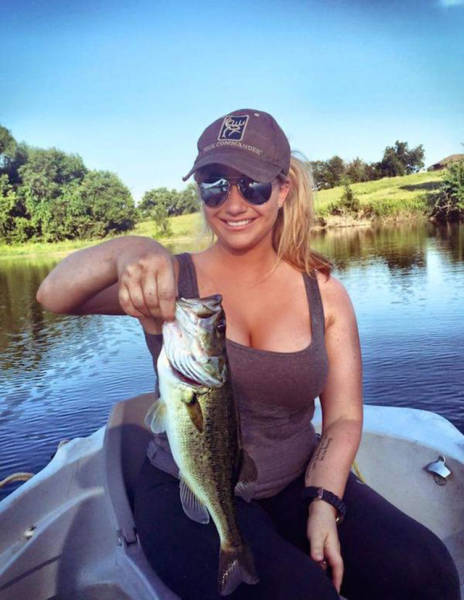 Sexy Ladies That Make Fishing Look Like A Lot Of Fun (50 pics)