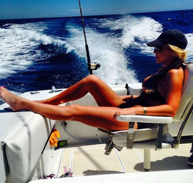 Sexy Ladies That Make Fishing Look Like A Lot Of Fun (50 pics)