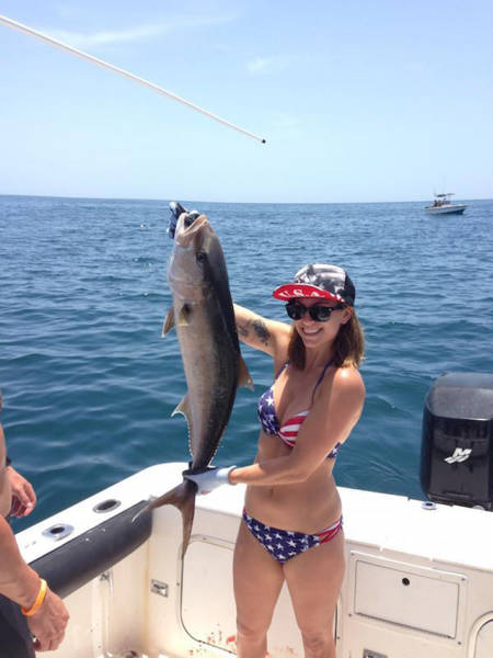 Sexy Ladies That Make Fishing Look Like A Lot Of Fun (50 pics)