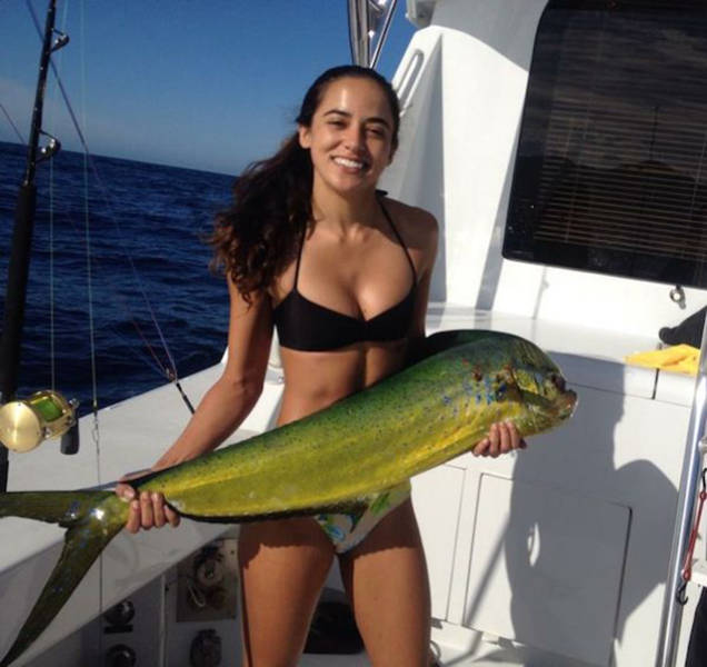 Sexy Ladies That Make Fishing Look Like A Lot Of Fun (50 pics)