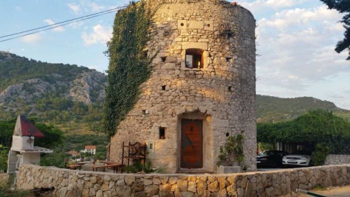 This 250 Year Old Croatian Tower Was Transformed Into A Beautiful Home (25 pics)