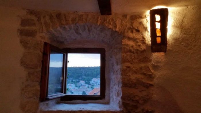 This 250 Year Old Croatian Tower Was Transformed Into A Beautiful Home (25 pics)