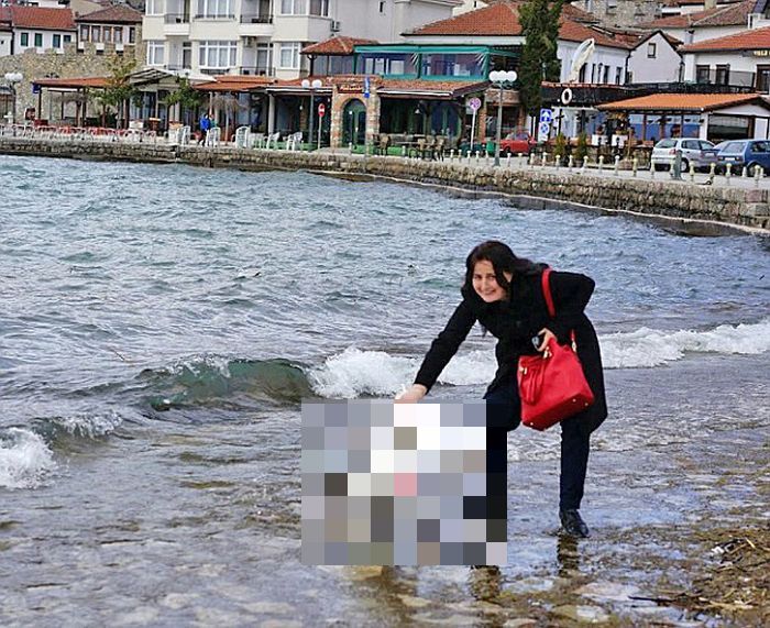 A Swan Died Just So This Woman Could Take A Selfie (3 pics)