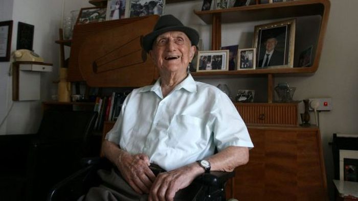 Former Auschwitz Inmate Is The World's Oldest Man (3 pics)