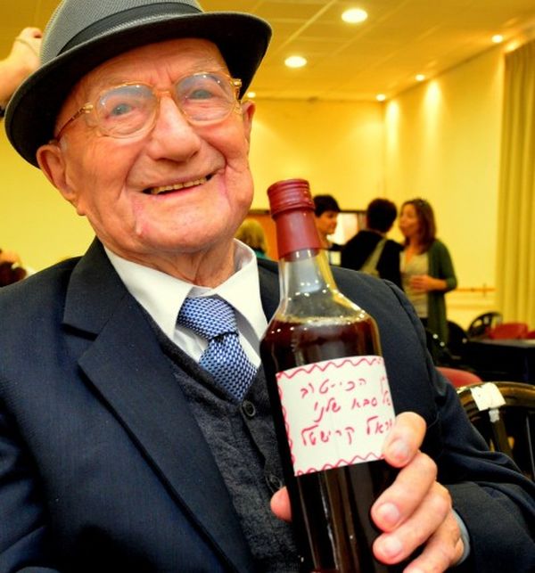Former Auschwitz Inmate Is The World's Oldest Man (3 pics)