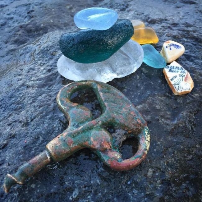 23 Strange And Rare Items People Found On The Beach (23 pics)