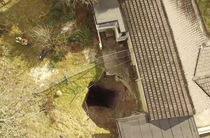 Giant Sinkhole Opens Up Right Next To A House In England (5 pics)
