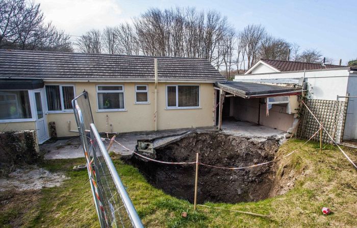 Giant Sinkhole Opens Up Right Next To A House In England (5 pics)